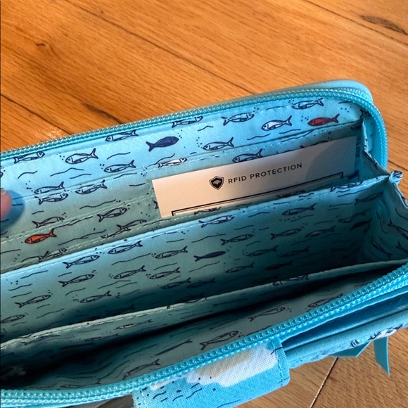 Vera Bradley RIFD Turnlock Wallet NWT in beach toile New - Picture 3 of 7